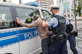 Bundespolizeidirektion Sankt Augustin: BPOL NRW: Mann springt vor fahrende Autos; beleidigt und leistet Widerstand: Bundespolizei leitet Strafverfahren ein