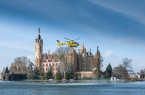 ADAC SE: 1.000.000 Einsätze: Politik dankt der ADAC Luftrettung / Empfang für die Crew von "Christoph 48" am Schloss Schwerin / Minister Glawe: Luftrettung wichtiger Baustein gerade in ländlichen Regionen