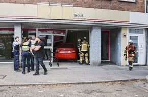 Feuerwehr Essen: FW-E: Kleinwagen fährt in ein leerstehendes Ladenlokal