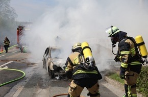 Feuerwehr Essen: FW-E: Pkw vor Tankstellengelände in Vollbrand