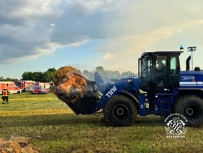 FW Neukirchen-Vluyn: Großbrand einer Scheune - Kräftezehrender Einsatz über 17 Stunden + Nachlöscharbeiten bis zum Folgetag (Abschlussmeldung)
