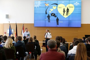 POL-OH: Von der Spurensicherung bis zum Einsatztraining: Der Tag des Rechtsstaates im Polizeipräsidium Osthessen