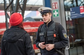 Bundespolizeidirektion München: Bundespolizeidirektion München: Zugbegleiterin bedroht und "Hitlergruß" gezeigt/ Bundespolizei nimmt Mann in Gewahrsam