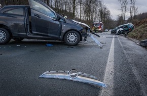 Feuerwehr Möhnesee: FW Möhnesee: Schwerer Verkehrsunfall B229 Möhnesee / Beide Fahrer eingeklemmt im PKW