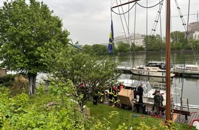 Feuerwehr Frankfurt am Main: FW-F: Boot leck geschlagen - Hilfeleistungseinsatz der Feuerwehr am Wassersportclub Kaiserlei