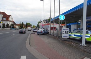 Polizeiinspektion Hameln-Pyrmont/Holzminden: POL-HM: Pkw in Leuchtreklame geschleudert - über 12.000 EUR Sachschaden