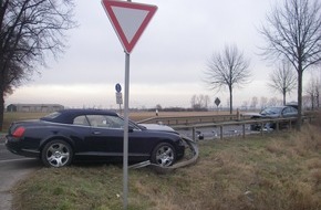 Polizei Düren: POL-DN: Bundesstraße musste nach Unfall gesperrt werden