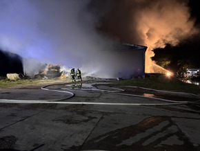 FW-ROW: Scheunenbrand beschäftigt Feuerwehren über 21 Stunden