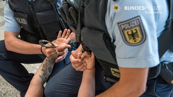 Bundespolizeidirektion München: Bundespolizeidirektion München: Renitenter Bahnkunde beißt Polizisten / Streit über Abo-Kündigung eskaliert