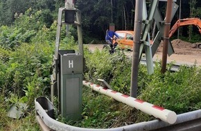 Bundespolizeidirektion Sankt Augustin: BPOL NRW: LKW reißt Schranke an Bahnübergang in Echthausen ab