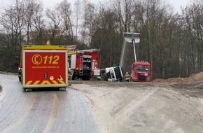 Feuerwehr Hattingen: FW-EN: LKW kippt beim Entladen um