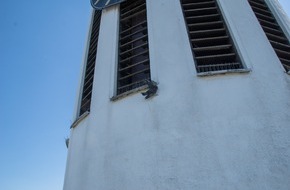 Freiwillige Feuerwehr Menden: FW Menden: Feuerwehr rettet hilflose Taube von Kirchturm