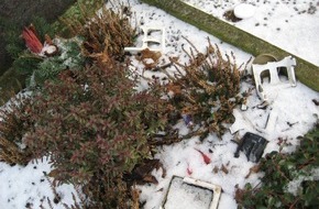 Polizeiinspektion Hameln-Pyrmont/Holzminden: POL-HOL: Bevern, Forster Straße:

Vandalismus auf dem Friedhof in Bevern -Verfahren wegen Störung der Totenruhe eingeleitet