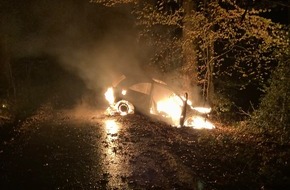 Polizei Hagen: POL-HA: Auto brennt nach Unfall in Haspe aus - 19-Jähriger kommt von der Fahrbahn ab und fährt gegen Baum