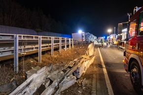 FW Porta Westfalica: 16.12.2025 - BAB2: Schwerer LKW-Unfall / 1 lebensgef&auml;hrlich verletzte Person