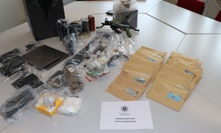 Polizeipräsidium Nordhessen - Kassel: POL-KS: Schlag gegen organisierten Drogenhandel: Rauschgift im Wert von 70.000 Euro, Waffen und Bargeld beschlagnahmt; zwei Tatverdächtige in U-Haft