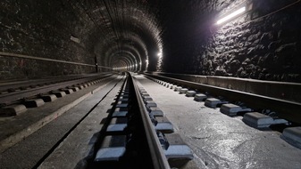 BLS AG: Communiqué aux médias : BLS présente un concept pour la réparation des dommages subis par le béton dans le tunnel de faîte du Lötschberg