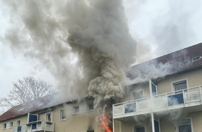Feuerwehr Essen: FW-E: Wohnungsbrand in einem Mehrfamilienhaus - eine Person schwer verletzt