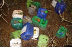 Polizeiinspektion Nienburg / Schaumburg: POL-NI: Illegal Plastikkanister in Tannenschonung entsorgt -Bild im Download-