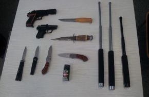 Polizei Düsseldorf: POL-D: Nachtragsmeldung/Foto

Jugendkommissariat stoppt Raubserie - Waffen und Beute bei Durchsuchungen gefunden - 14- und 15-Jähriger festgenommen