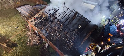 FW Dörentrup: Explosion mit anschließendem Großbrand in Wohnhaus - eine Person tot aufgefunden