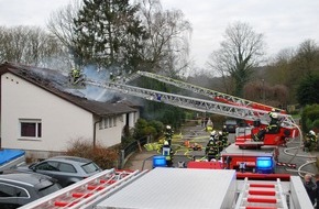 Feuerwehr Iserlohn: FW-MK: Dachstuhlbrand in Letmathe - eine Person erlitt Brandverletzungen