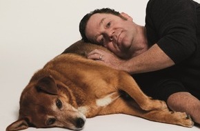 PETA Deutschland e.V.: Corona: Schauspieler Jürgen Tonkel appelliert gemeinsam mit Hund Cosmo auf Fotomotiv: "Bitte denkt auch an die Tiere!"