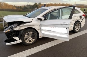 Polizeidirektion Kaiserslautern: POL-PDKL: ZEUGEN GESUCHT... Verlorene Ladung auf der Autobahn löst folgenschweren Unfall aus...Fahrer(in) flüchtet von Unfallstelle...