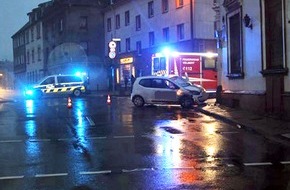 Polizei Mettmann: POL-ME: Zusammenstoß im Kreuzungsbereich - eine Verletzte und hoher Sachschaden - Velbert - 2012026
