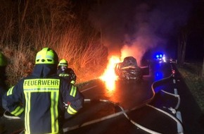 Polizeiinspektion Hameln-Pyrmont/Holzminden: POL-HM: Pkw prallt gegen Baum und fängt Feuer