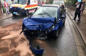 Polizeidirektion Kaiserslautern: POL-PDKL: Imsweiler, Verkehrsunfall, PKW frontal gegen LKW, PKW-Fahrer schwerverletzt