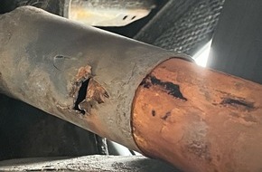 Polizei Bielefeld: POL-BI: Durchgerostete Achse und verschlissene Bremsen: Polizisten ziehen mehrere Lkw aus dem Verkehr