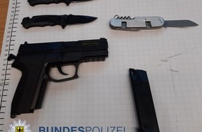 Bundespolizeidirektion Sankt Augustin: BPOL NRW: Schusswaffenverdacht: Bundespolizei stellt Reisenden mit diversen gefährlichen Gegenständen im Zug