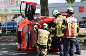 Feuerwehr Essen: FW-E: Pkw kollidiert mit Baum - Fahrer eingeschlossen
