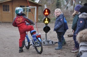 Polizeiinspektion Lüneburg/Lüchow-Dannenberg/Uelzen: POL-LG: ++ "Bewegungsanreiz und Verkehrserziehung!" ++ Eine Verkehrsampel für den Kita-Spielplatz: Wie ein Gemeinschaftsprojekt der Kita Heidkamp und Polizei Lüneburg zur Verkehrssicherheit ...