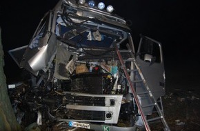 Polizeiinspektion Hildesheim: POL-HI: Elze - LKW fährt gegen Baum, hoher Sachschaden, B 1 voll gesperrt