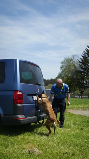 HZA-R: Grenzübergreifende Behördenzusammenarbeit - Die Hundeführer des deutschen Zolls, der deutschen Polizei und des tschechischen Zolls tauschen sich aus