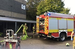 Feuerwehr Paderborn: FW Paderborn: Brennender Schrank im Klassenzimmer