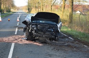 Kreispolizeibehörde Herford: POL-HF: Alleinunfall auf der Elverdisser Straße - Fahrer verlässt Unfallort