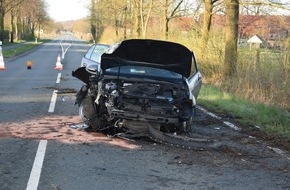 Kreispolizeibehörde Herford: POL-HF: Alleinunfall auf der Elverdisser Straße - Fahrer verlässt Unfallort