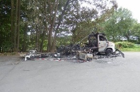 Polizeiinspektion Stade: POL-STD: "Lovemobil" brennt bei Himmepforten aus - Polizei geht von Brandstiftung aus - zwei Radfahrer als wichtige Zeugen gesucht