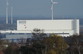 Laverana GmbH: Naturkosmetikhersteller Laverana produziert für Niedersachsen 35.000l Desinfektionsmittel lavera hilft und spendet rund 20.000 Pflegeprodukte für Gemeinnützige Organisationen