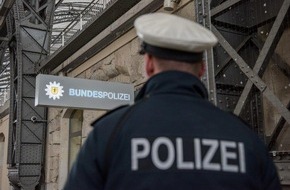 Bundespolizeiinspektion Kassel: BPOL-KS: Mann im Bahnhof mit Messer bedroht