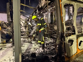 Feuerwehr MTK: Imbissstand steht lichterloh in Flammen