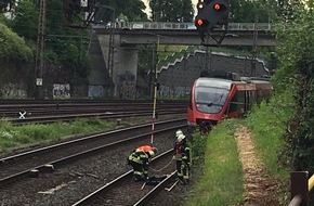 Feuerwehr Haan: FW-HAAN: Brand in einem Triebwagen am Bahnhof Gruiten