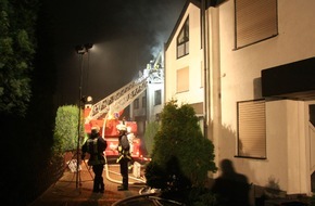 Feuerwehr Essen: FW-E: Feuer im Dachgeschoss, zwei Einfamilienhäuser nicht bewohnbar
