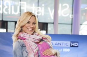 Sky Deutschland: Sky Magazin: Moderatorin Joey Grit Winkler verabschiedet sich in Babypause - Sebastian Höffner übernimmt (BILD)