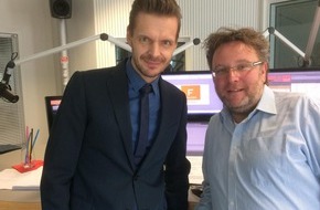 MAASS-GENAU - Das Medienbüro: Kabarettist Florian Schroeder im Podcast "FRAGEN WIR DOCH!" zur Zensur-Debatte der CDU-Chefin: "Ich finde es ziemlich unverzeihlich, was Annegret Kramp-Karrenbauer gesagt hat."