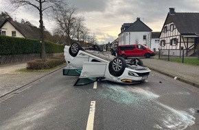 Polizei Rheinisch-Bergischer Kreis: POL-RBK: Rösrath - Pkw-Fahrerin bei Alleinunfall leicht verletzt