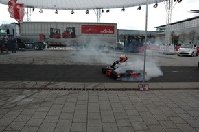 Philipp Rösler besucht Linde MH auf der Hannover Messe / Die Experten für Elektromobilität begeistern mit vielfältigen Möglichkeiten (BILD)